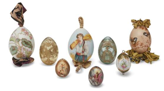A GROUP OF EIGHT PORCELAIN AND GLASS EASTER EGGS - фото 1