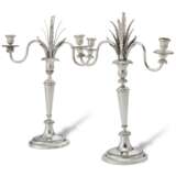 A PAIR OF RUSSIAN SILVER TWO-LIGHT CANDELABRA - Foto 1