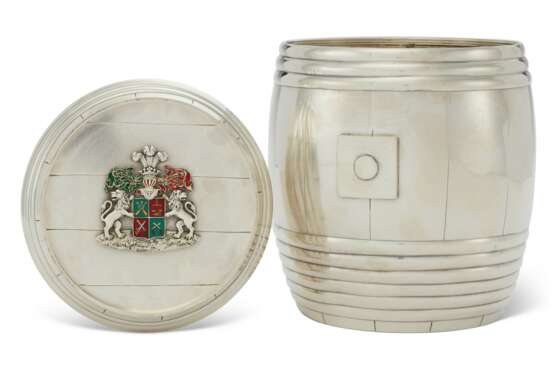 Grachev Brothers. A RUSSIAN SILVER AND ENAMEL BARREL-SHAPED BOX - photo 1