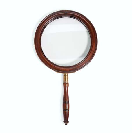 AN LATE VICTORIAN BRASS-MOUNTED MAHOGANY MAGNIFYING GLASS - photo 1