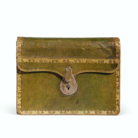 AN EMPIRE GREEN AND GILT-TOOLED LEATHER DOCUMENT CASE - фото 1