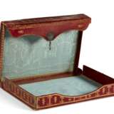 A LATE LOUIS XVI GILT-TOOLED BURGUNDY LEATHER DOCUMENT BOX - Foto 1