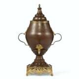 A NORTH EUROPEAN PATINATED TIN, COPPER AND ORMOLU HOT WATER URN - Foto 1
