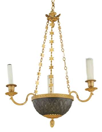 AN EMPIRE STYLE ORMOLU AND PATINATED-BRONZE THREE-LIGHT CHANDELIER - фото 1