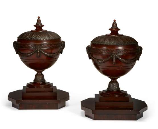 A PAIR OF GEORGE III STYLE MAHOGANY URNS AND COVERS - фото 1