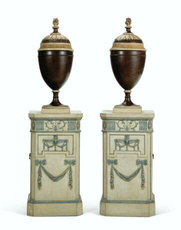 Mayhew & Ince. A SUITE OF GEORGE III CREAM AND BLUE-PAINTED MAHOGANY DINING... - photo 2