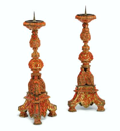 A PAIR OF ITALIAN (TRAPANI) GILT-COPPER AND CORAL-MOUNTED PR... - Foto 2
