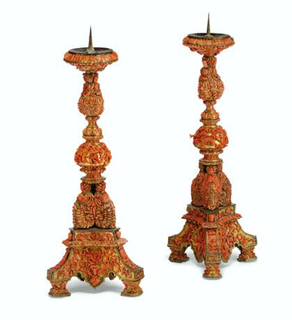 A PAIR OF ITALIAN (TRAPANI) GILT-COPPER AND CORAL-MOUNTED PR... - фото 3