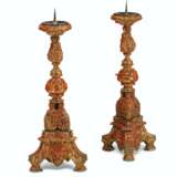 A PAIR OF ITALIAN (TRAPANI) GILT-COPPER AND CORAL-MOUNTED PR... - Foto 3