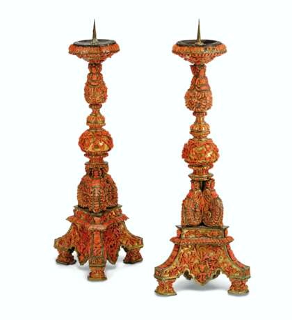 A PAIR OF ITALIAN (TRAPANI) GILT-COPPER AND CORAL-MOUNTED PR... - фото 4