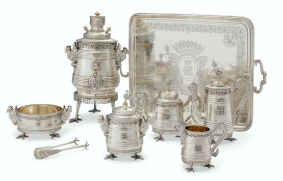A RUSSIAN EIGHT-PIECE PARCEL-GILT SILVER TEA AND COFFEE SERV... - Foto 1