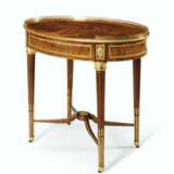 A RUSSIAN ORMOLU-MOUNTED MAHOGANY OCCASIONAL TABLE - Foto 2