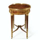 A RUSSIAN ORMOLU-MOUNTED MAHOGANY OCCASIONAL TABLE - Foto 3