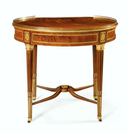 A RUSSIAN ORMOLU-MOUNTED MAHOGANY OCCASIONAL TABLE - Foto 4