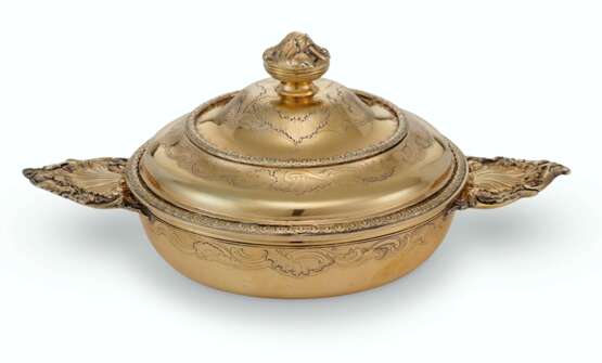 A LOUIS XV SILVER-GILT ECUELLE, COVER, AND STAND - Foto 1