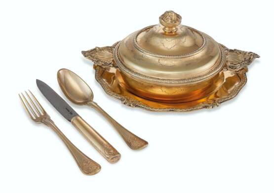 A LOUIS XV SILVER-GILT ECUELLE, COVER, AND STAND - photo 2