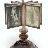 Fabergé. A RUSSIAN SILVER-GILT MOUNTED AND AGATE REVOLVING PHOTOGRAPH... - Foto 1