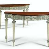 Mayhew & Ince. A PAIR OF GEORGE III CREAM AND BLUE-PAINTED MAHOGANY SIDE TA... - Foto 1