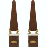 A PAIR OF MASSIVE ORMOLU-MOUNTED FAUX PORPHYRY AND WHITE MAR... - Foto 1