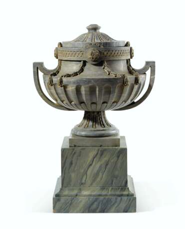 A LOUIS XVI STYLE ST ANNE MARBLE URN AND COVER - фото 1