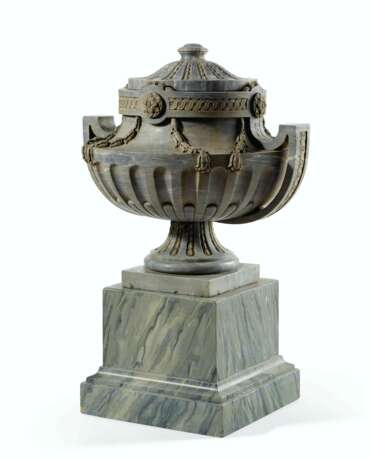 A LOUIS XVI STYLE ST ANNE MARBLE URN AND COVER - Foto 2