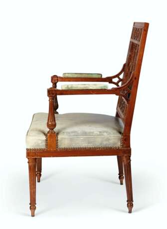 A LATE LOUIS XVI SOLID MAHOGANY FAUTEUIL - фото 3