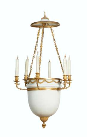 AN EMPIRE ORMOLU AND FROSTED GLASS SIX-LIGHT CHANDELIER - Foto 1