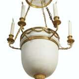 AN EMPIRE ORMOLU AND FROSTED GLASS SIX-LIGHT CHANDELIER - Foto 3