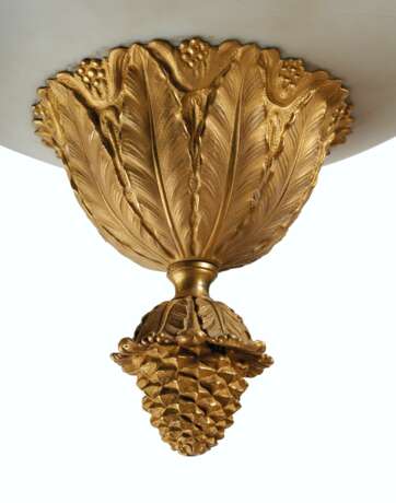 AN EMPIRE ORMOLU AND FROSTED GLASS SIX-LIGHT CHANDELIER - Foto 4