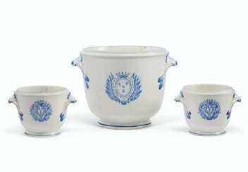 A PAIR OF CHANTILLY PORCELAIN BLUE AND WHITE ARMORIAL GLASS ...
