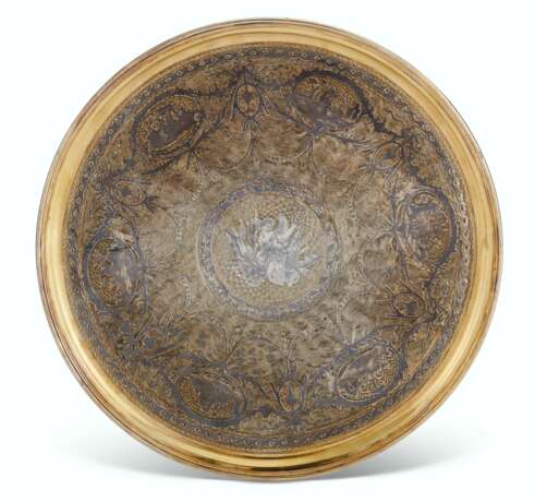 A RUSSIAN PARCEL-GILT SILVER AND NIELLO CHARGER - photo 1