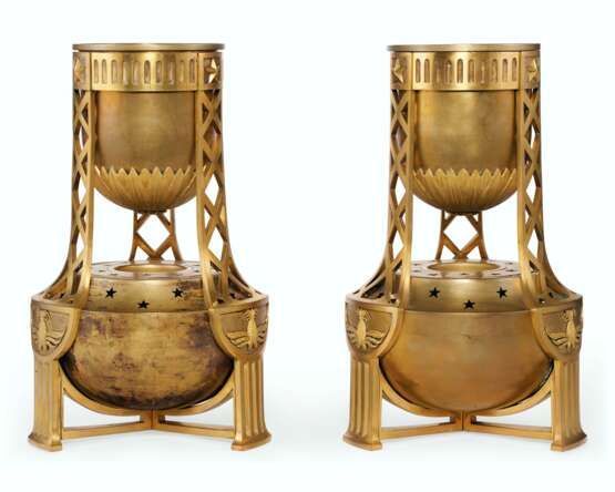 A PAIR OF FRENCH ORMOLU AND BRONZE BRÛLE PARFUMS - фото 2