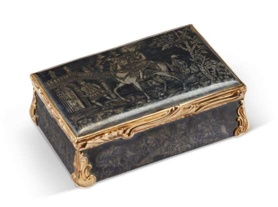 A RUSSIAN GOLD-MOUNTED SILVER AND NIELLO SNUFF BOX - фото 1