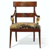 A PAIR OF NORTH EUROPEAN MAHOGANY AND PARCEL-GILT ARMCHAIRS ... - Foto 2