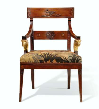 A PAIR OF NORTH EUROPEAN MAHOGANY AND PARCEL-GILT ARMCHAIRS ... - Foto 2