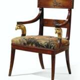 A PAIR OF NORTH EUROPEAN MAHOGANY AND PARCEL-GILT ARMCHAIRS ... - Foto 3