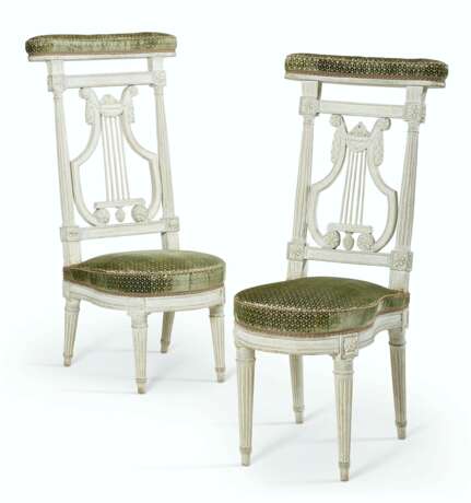 A MATCHED PAIR OF LOUIS XVI WHITE-PAINTED VOYEUSES - Foto 1