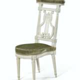 A MATCHED PAIR OF LOUIS XVI WHITE-PAINTED VOYEUSES - Foto 4