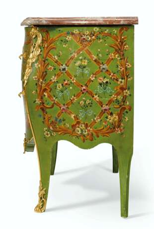 Jansen, Maison. A FRENCH ORMOLU-MOUNTED GREEN AND POLYCHROME-PAINTED VERNIS ... - photo 3