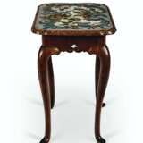 A GERMAN OAK AND BEADWORK OCCASIONAL TABLE - Foto 3
