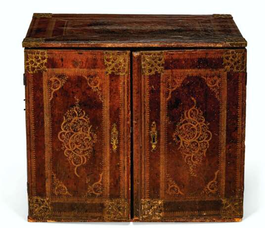 A RESTAURATION BRASS-MOUNTED GILT-TOOLED BURGUNDY LEATHER TA... - photo 1