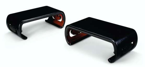 A PAIR OF CHINESE BLACK AND RED LACQUER LOW TABLES - фото 1