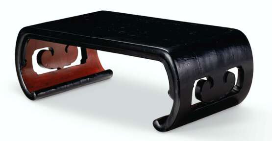 A PAIR OF CHINESE BLACK AND RED LACQUER LOW TABLES - фото 2