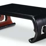 A PAIR OF CHINESE BLACK AND RED LACQUER LOW TABLES - Foto 2