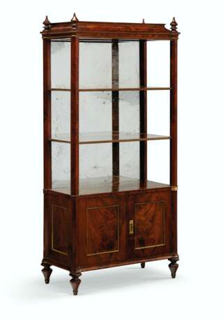 A NORTH GERMAN BRASS-MOUNTED MAHOGANY ETAGERE - Foto 2
