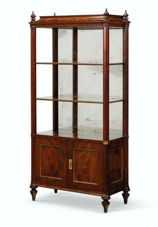 A NORTH GERMAN BRASS-MOUNTED MAHOGANY ETAGERE - Foto 3