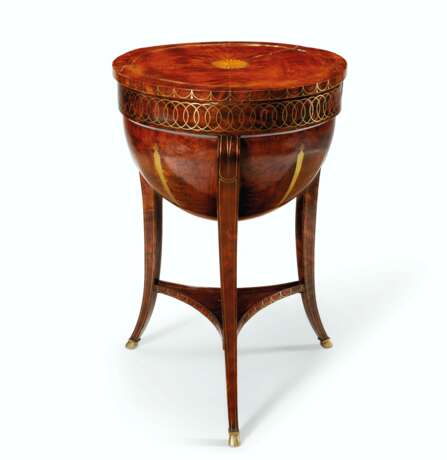 AN AUSTRIAN BRASS-INLAID ASH AND FRUITWOOD WORK TABLE - Foto 2