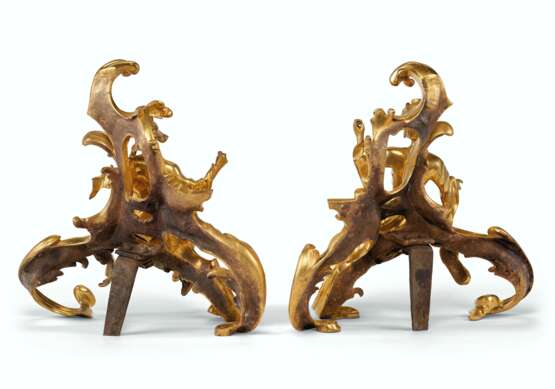 A PAIR OF LOUIS XV STYLE ORMOLU CHENETS - photo 4