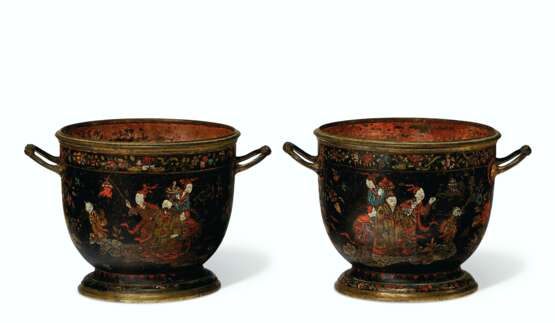 A PAIR OF FRENCH POLYCHROME-DECORATED BRASS JARDINIERES - фото 2