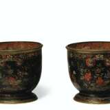 A PAIR OF FRENCH POLYCHROME-DECORATED BRASS JARDINIERES - Foto 3